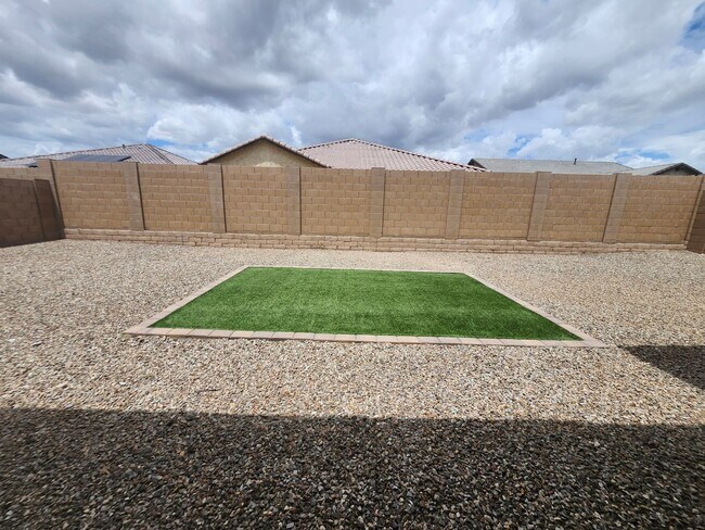 Building Photo - Single Family Home-  5 bedrooms 3 Baths