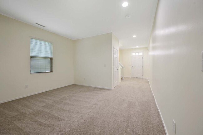 Building Photo - 3 Bedroom Open Concept with Enough Room fo...