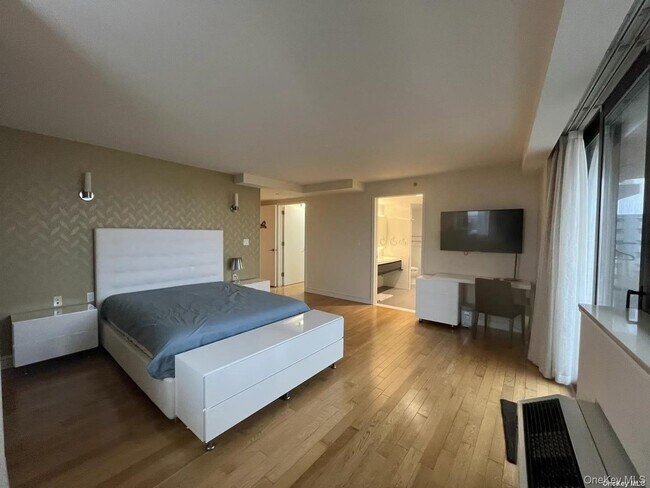 Building Photo - 39-16 Prince St