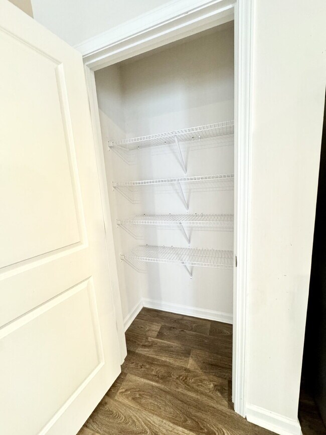 Building Photo - Seneca townhome - Price Just Reduced!