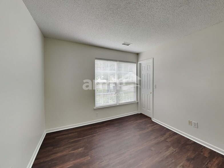 Building Photo - 8526 Appledale Dr