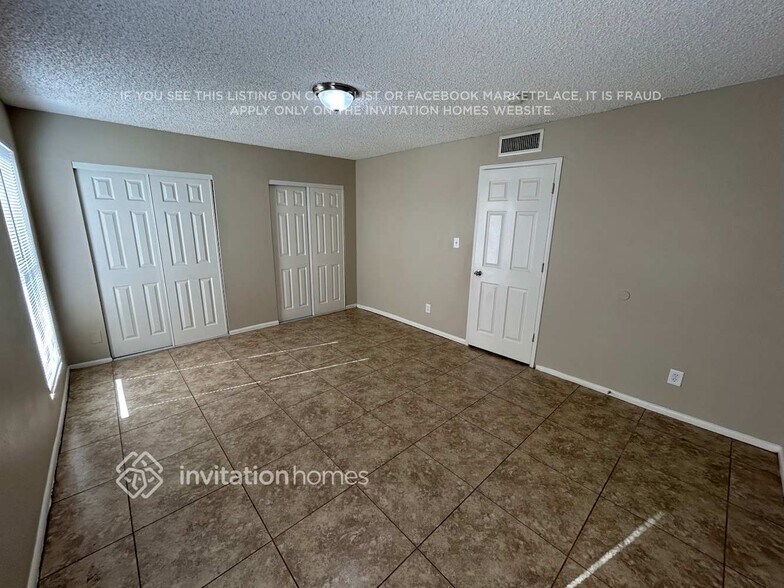 Building Photo - 8527 W Vale Dr