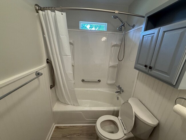 Building Photo - 2BR Duplex with Washer/Dryer + Fresh Updates + Lawn care included
