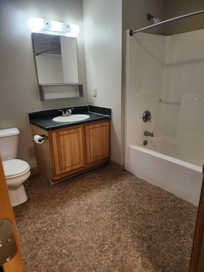 Building Photo - 3 Bedroom | 2 Bathroom 3rd Floor (Top Floor) Unit in Oelwein Available RIGHT NOW!