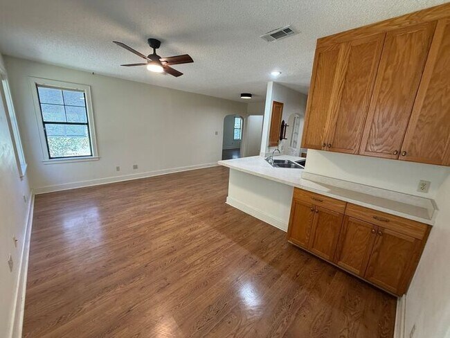 Building Photo - Pensacola - East Hill - 4 bedrooms, 3 bathroom - Mother in Law suite