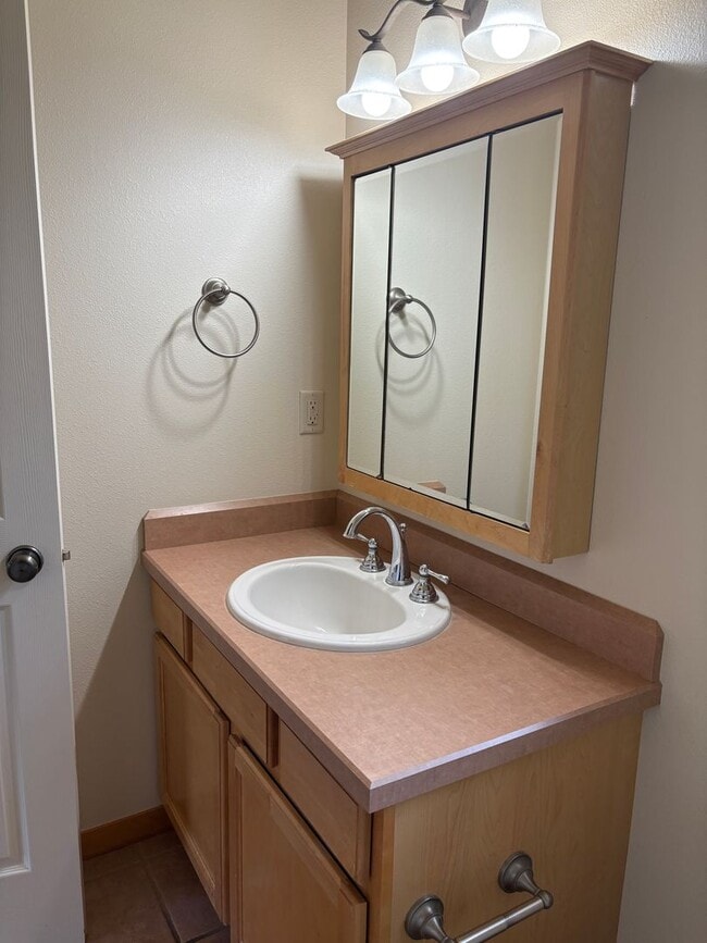 Building Photo - Spacious Lewis & Clark 4-Bedroom Home