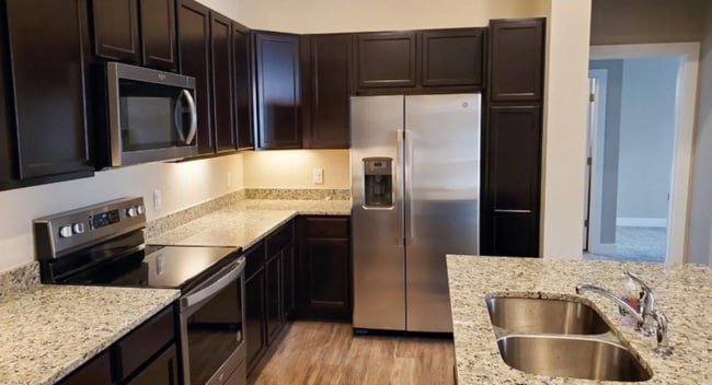 Building Photo - Large 2 Bedroom Condo with Patio!