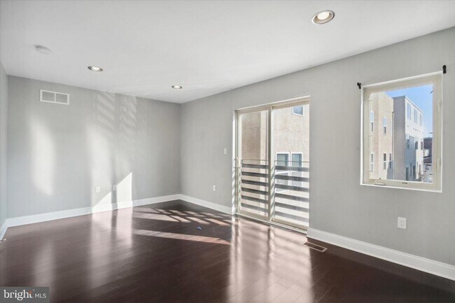 Building Photo - 1353 N Mascher St