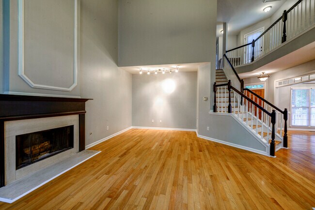 Building Photo - 3627 Chestnut Dr