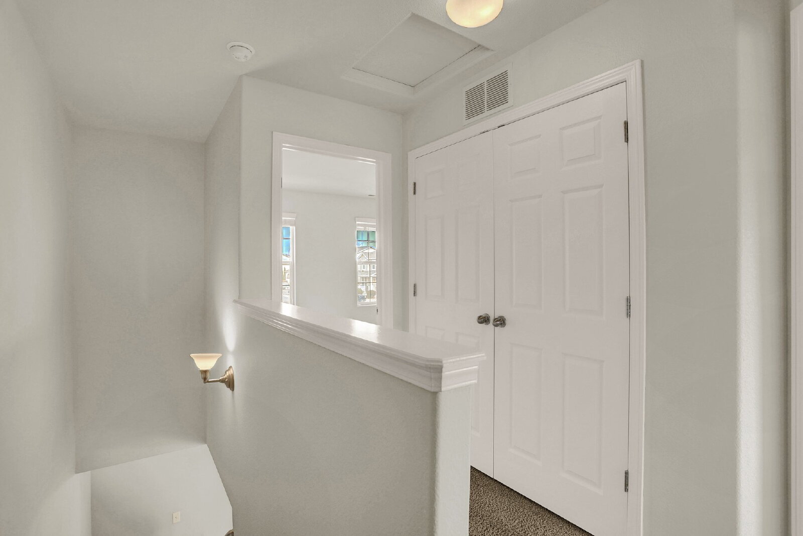 Building Photo - Updated 2-Bed Townhome Just Minutes from F...