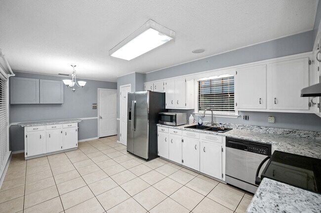 Building Photo - 115 Donna Cir