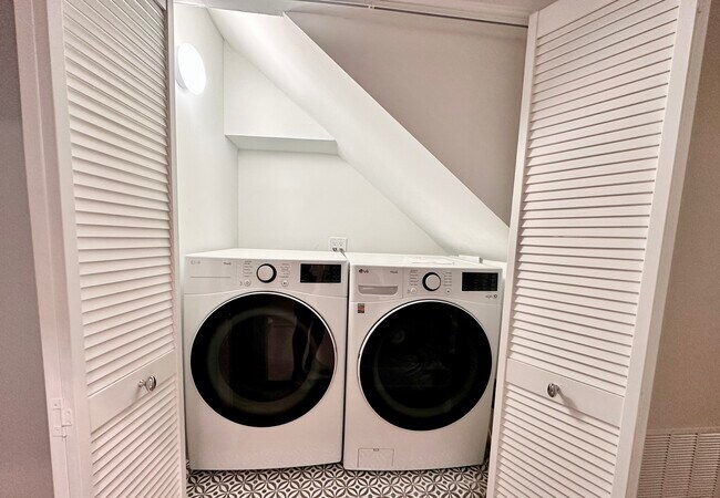 Building Photo - 930 N Wolcott Ave