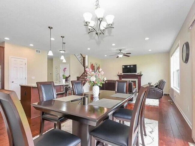 Building Photo - Beautiful 5bed home in apple valley! Dont miss this one!