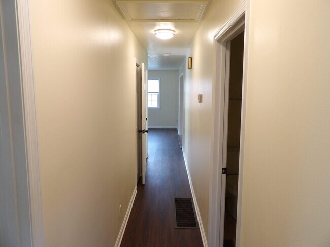 Building Photo - 102 Cedar Dr