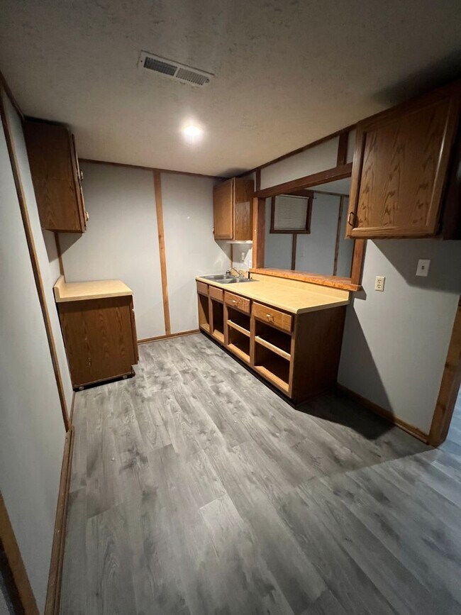 Building Photo - 4 bedroom/3 baths house