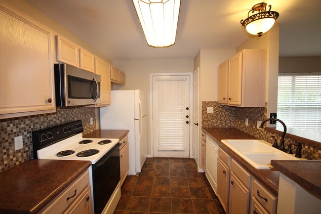Building Photo - COMING SOON-Spacious 3 Bedroom in Whitehouse!