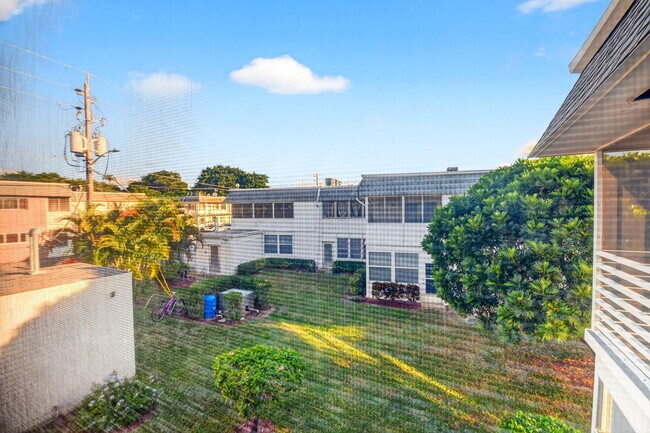 Building Photo - 2880 Lake Osborne Dr