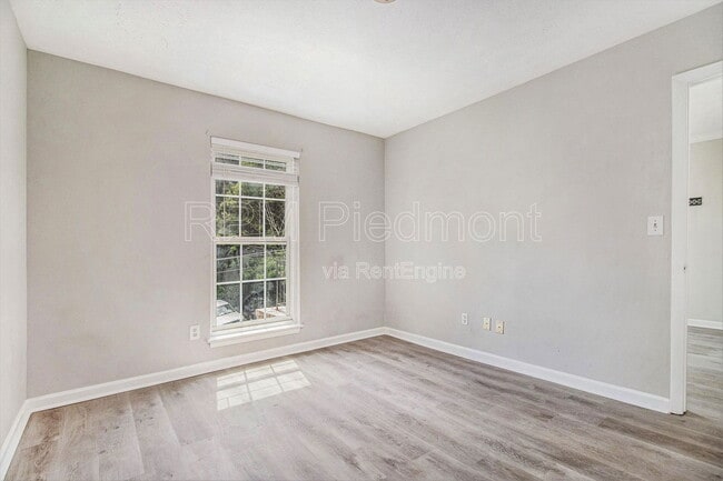 Building Photo - 2805 Northeast Expy