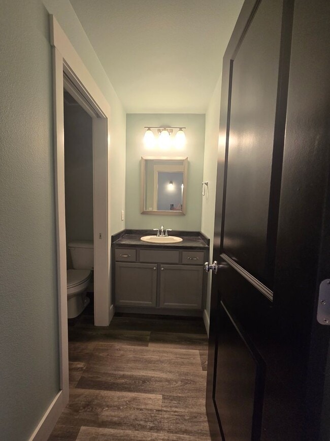 Building Photo - Beautiful 2 bed 1.5 bath townhome