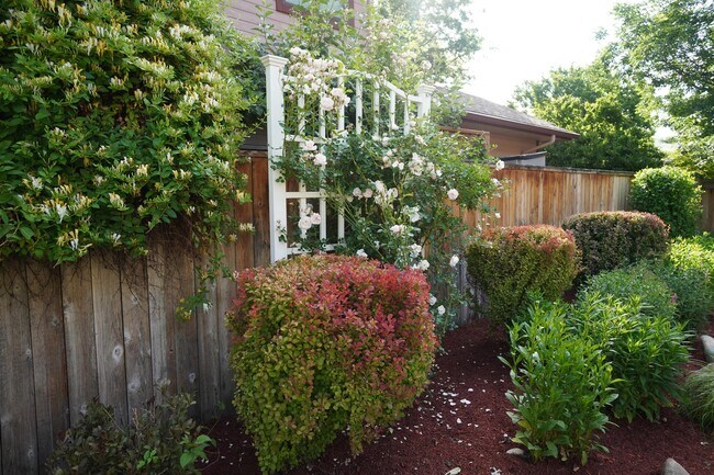 Building Photo - 1394 E Holly St