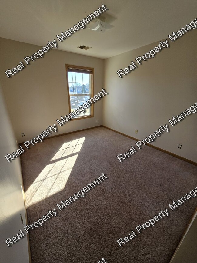 Building Photo - Spacious Three Bedroom Townhome