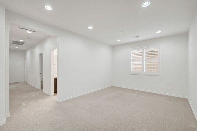 Building Photo - Stunning 4 Bedroom with Mountain Views!