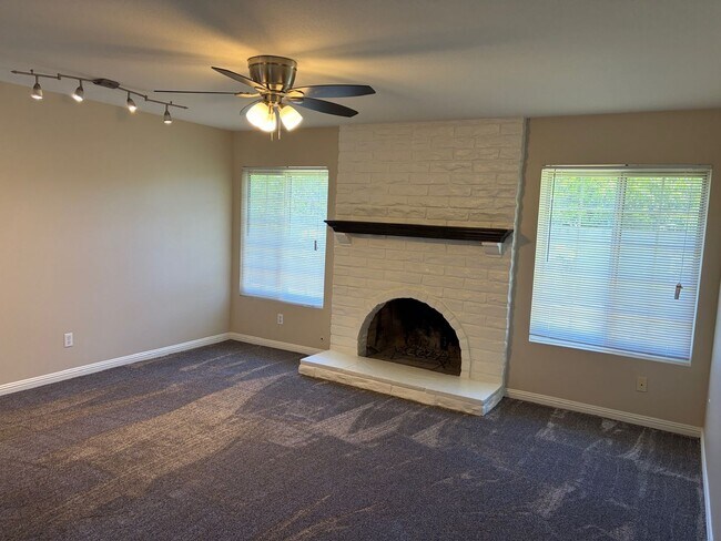 Building Photo - Spacious Single Family Home with Yard
