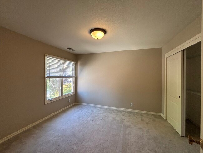 Building Photo - 127 Rassani Dr