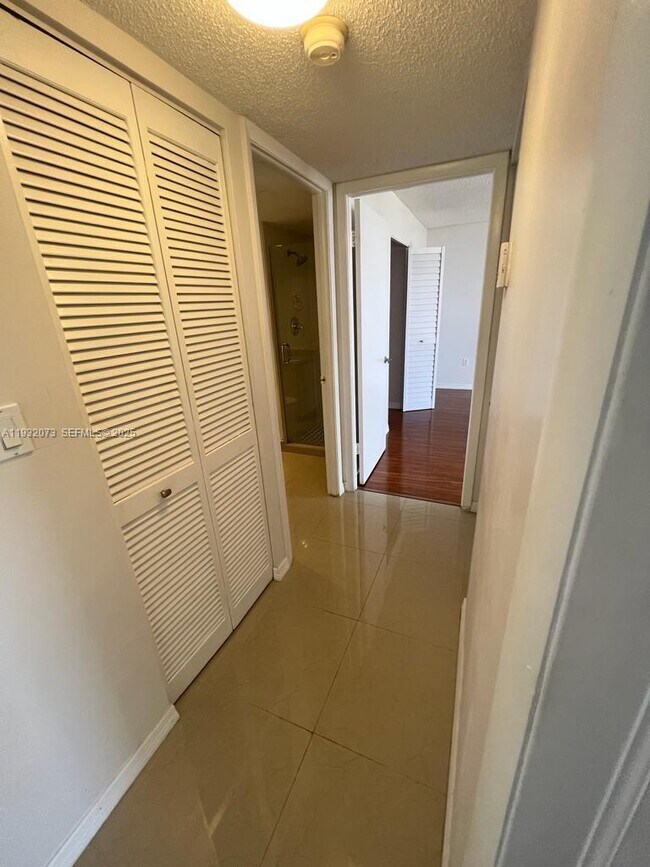 Building Photo - 1450 Brickell Bay Dr