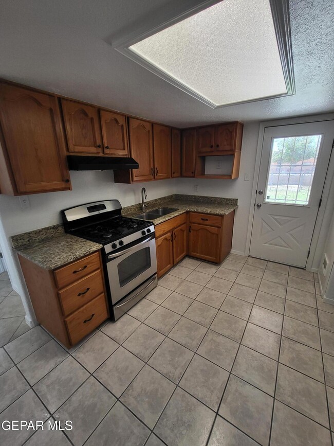 Building Photo - 4600 Sierra Vista Dr