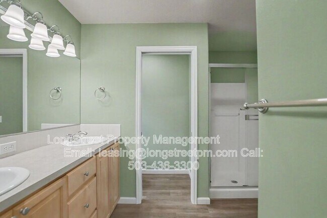 Building Photo - 1227 SE Rivergreen Ave