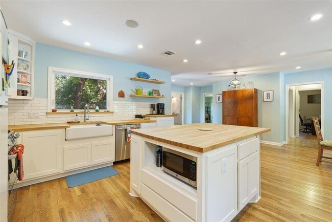 Building Photo - 5711 Chesterfield Ave