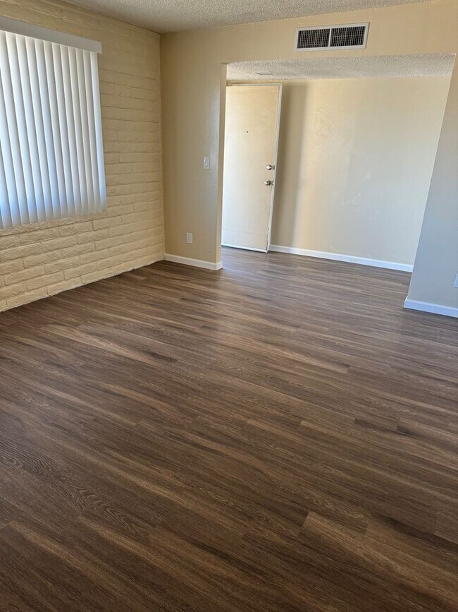 Building Photo - 4561 E Bellevue St