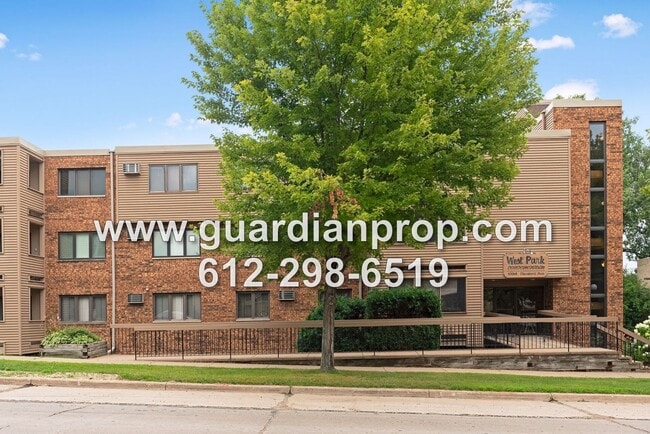 Building Photo - Top Floor Condo Available September 1 in H...