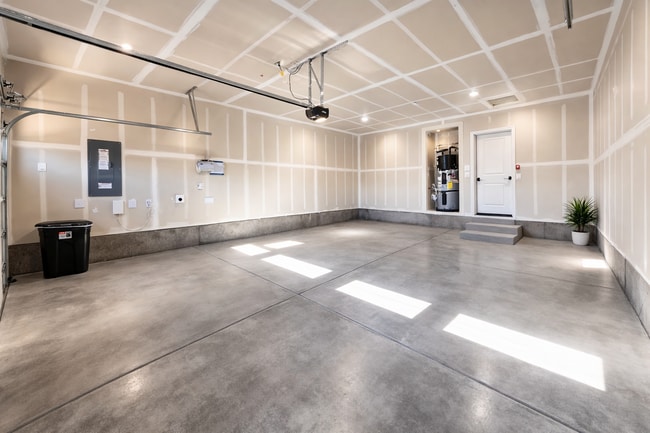 Building Photo - SOUTHRIDGE HOME! Modern Comfort Meets Everyday Convenience!