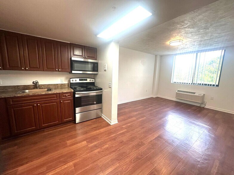 Interior Photo - Uptown 22