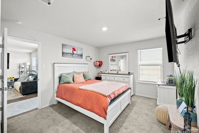 Building Photo - 923 Empress Brilliant