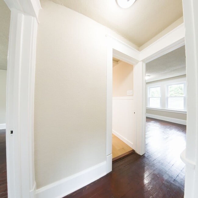 Building Photo - 1200 Sqft. 2 Bedroom 1 Bath