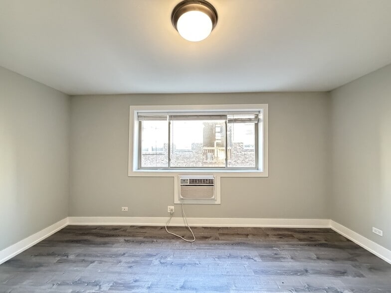 Building Photo - 445 W Surf St