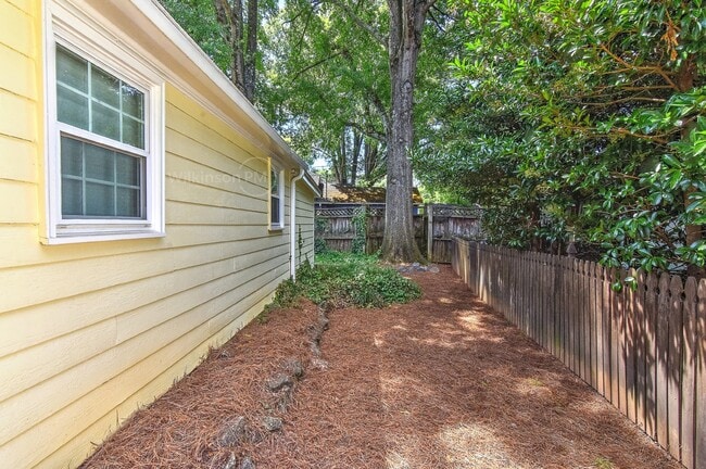 Building Photo - Cottage Home in Plaza Midwood 2Bd/1Bth wit...