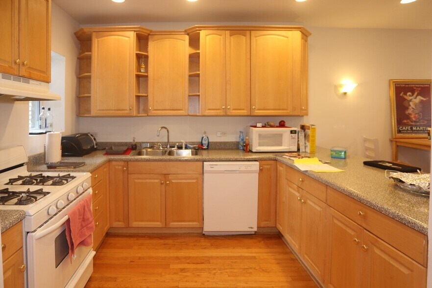 Building Photo - 3418 N Bosworth Ave