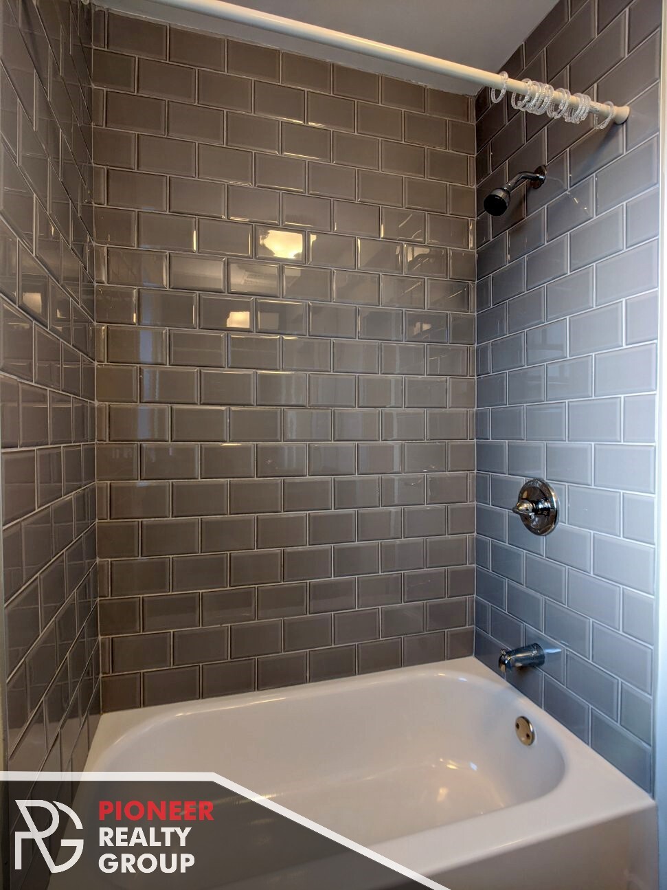 Building Photo - 560 W Arlington Pl