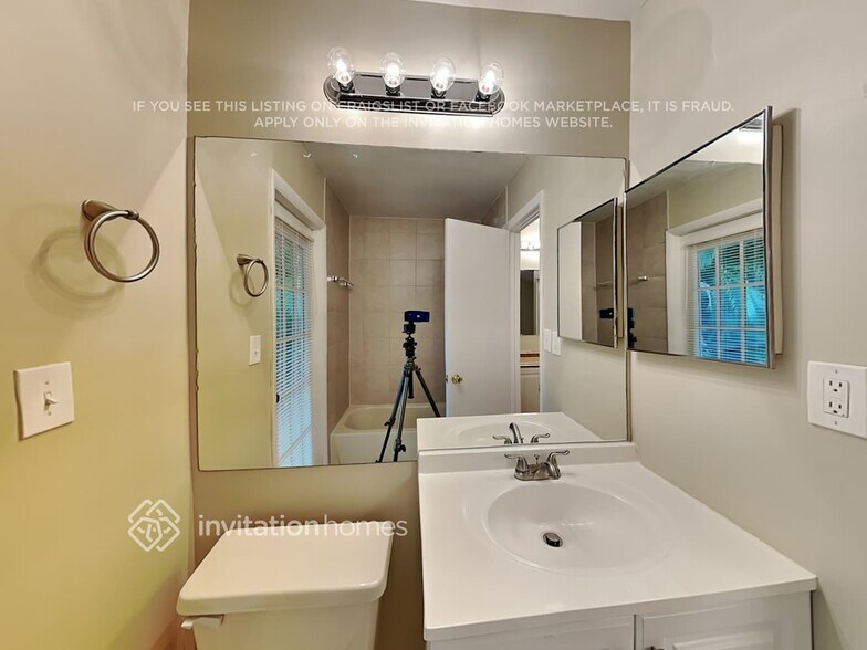 Building Photo - 10025 SW 139th Pl