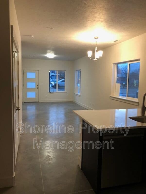 Building Photo - 2121 S Montana Ave