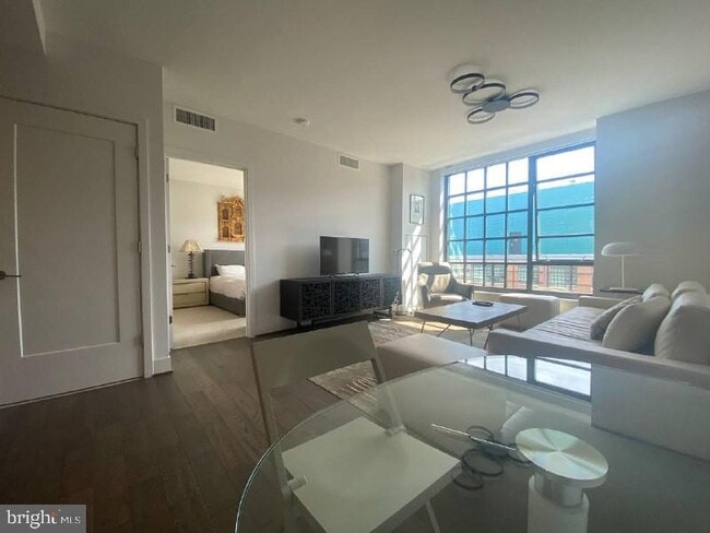 Building Photo - 45 Sutton Square SW