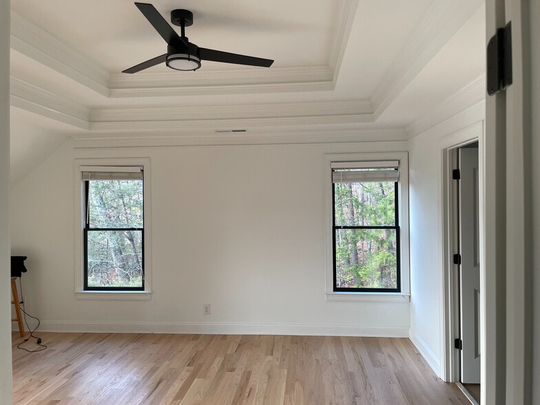 Building Photo - Room in House on Hillside Dr