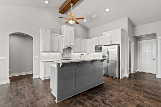 Building Photo - Come home to this stunning 4 bed/2 bath split floorplan home in Centerton!