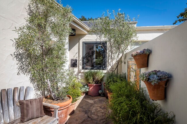 Building Photo - 548 San Ysidro Rd