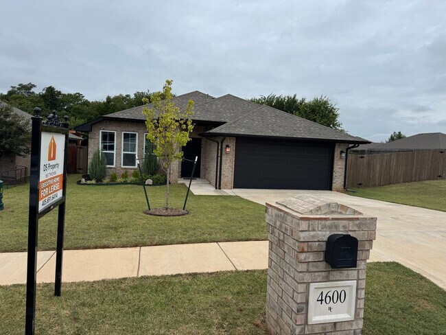 Building Photo - Don't Miss this STUNNING, true 4 bed, 2 ba...