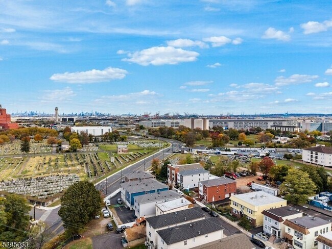 Building Photo - 24 Garibaldi Ave